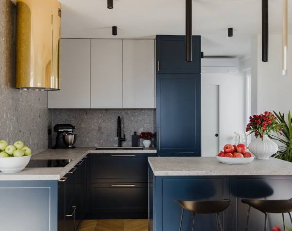 Plava moderna kuhinja sa zlatnim i bijelim detaljima
