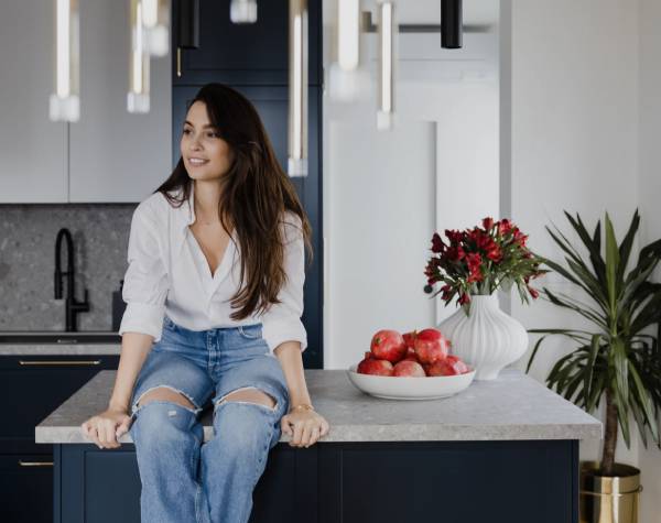 moderna tamnoplava kuhinja sa mramornom pločom